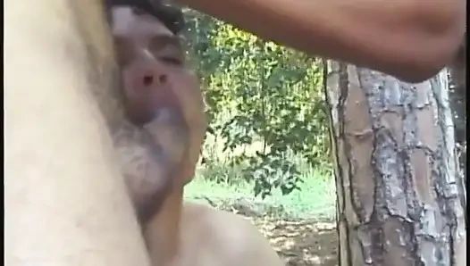 İki ateşli latin ormanda erkeklerinin aletlerini emiyor