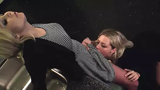 Bionde in calore in cerca di sesso saffico