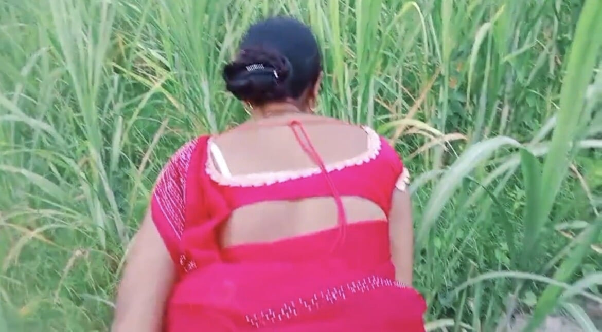 Hot bhabhi ko khet me ghodi banake chudai kiya