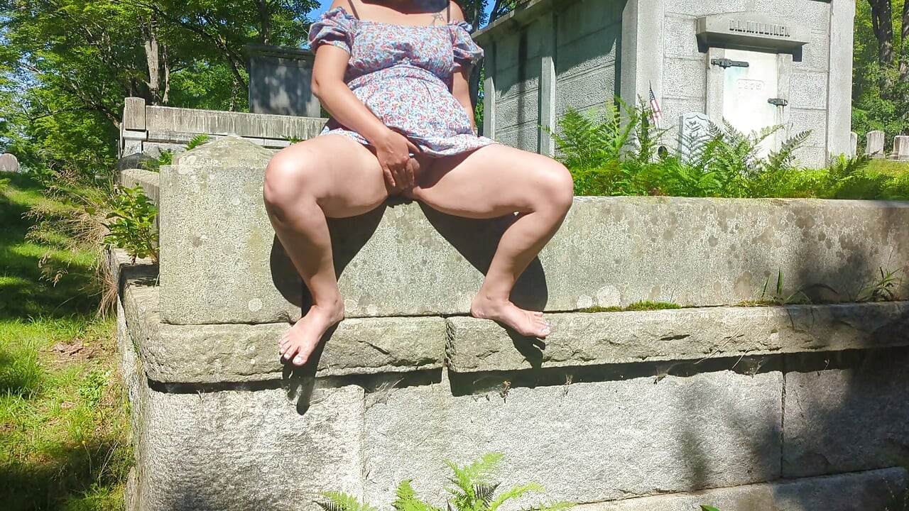 Mezarlıkta seksi sidik
