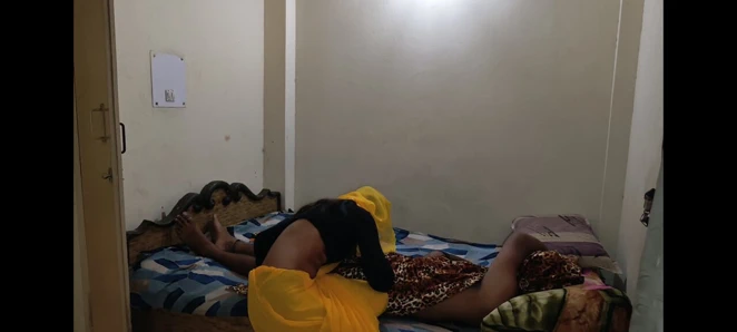 Hintli ateşli sari yenge yarağımı emiyor ve devar ile sert seks