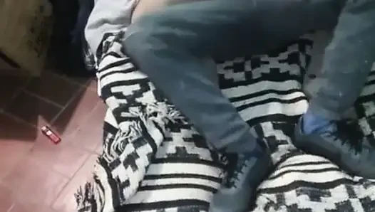 Montanolu kız yerdeki yatakla giyiniyor