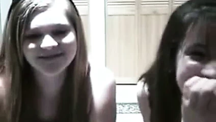 Elena ve corinne takılıyor