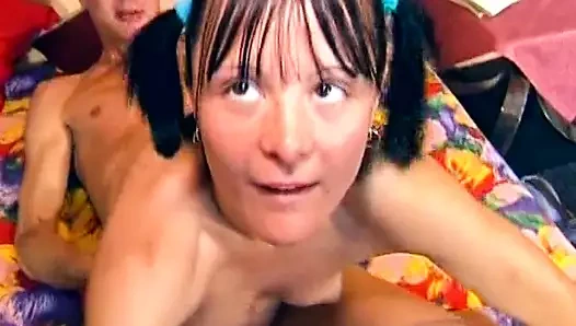 Sevimli Alman genç kız ateşli sikiştikte döl içiyor