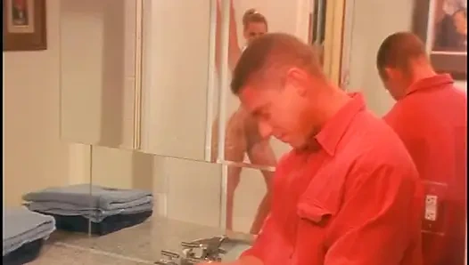 Esmer güzel kadın sert bir yarak aldıktan sonra beline boşalıyor