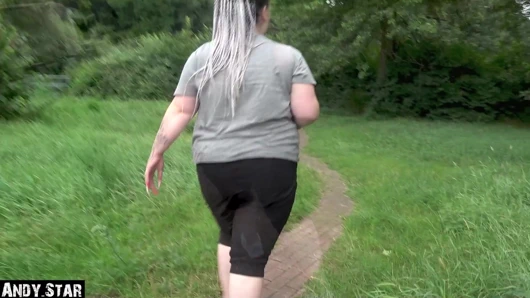 Büyük götlü Alman genç kız işiyor ve döllendikten sonra açık havada sikiliyor