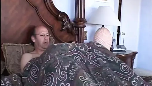 Seksi esmer kafa verir ve adamlar uzun kalın horoz sürmek