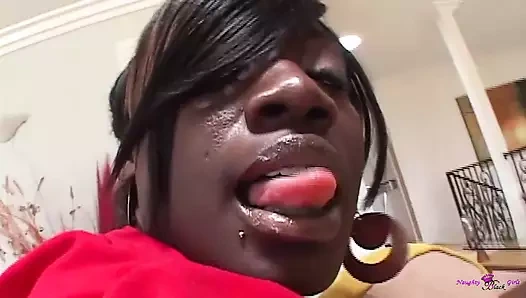 Büyük memeli yaramaz zenci orta yaşlı seksi kadın emiyor ve sikişiyor