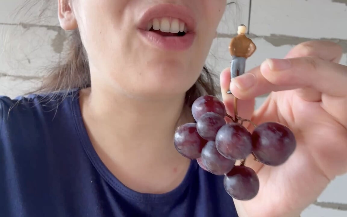 Giantess onu aşağılamadan önce küçük bir adamla oynuyor