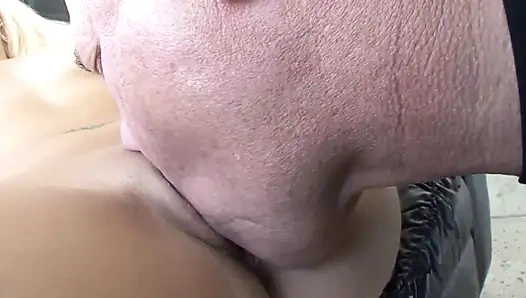 Nefes nefese genç sarışın yaşlı bir domuz tarafından sikiliyor