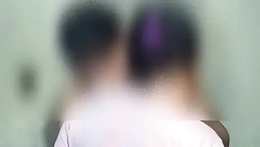 Üvey anne ateşli ve seksi meme uçları ile oynuyor