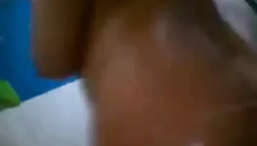 65 yaşındaki Filipinli büyükanne duşta video çekiyor.