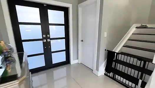 Ateşli kurye kızı sikiyorum ve bana öğle yemeğimi getirdiği için onu tam nelson'a sokuyorum, dölümle ona ateşli bir öğle yemeği servis ediyorum!