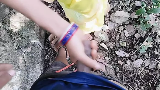 Ormanda yabancısıyla sikişmek için edepsizce konuşan bir kız, desi teyze edepsizce ormanda aşkıyla seks hakkında konuşuyor