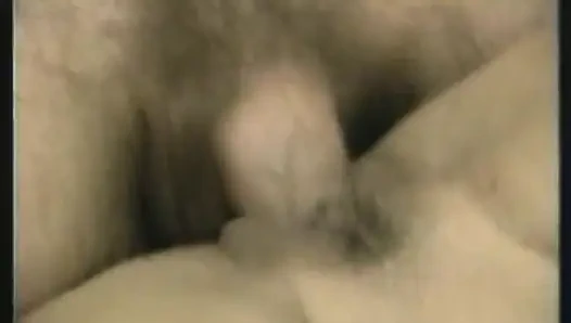 Sıska kaltak iki sikiş deliğini büyük yarak darbeleri ile parçalatıyor