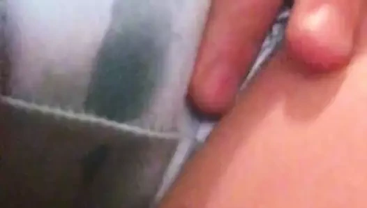 Saten külotlu seksi kız. tek başına mastürbasyon yapmak