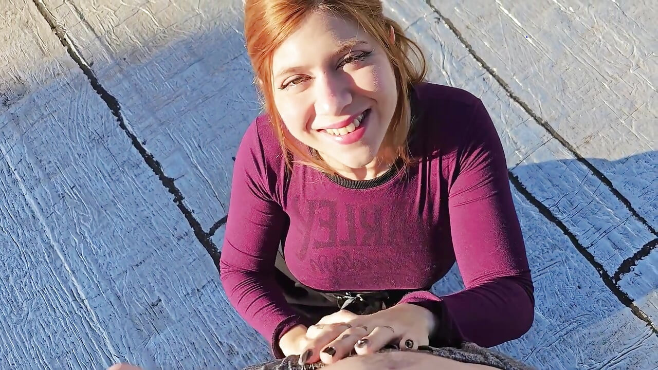 Ateşli hatun seks yapmak istedi, bu yüzden açık havada yaptık