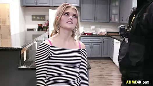 Bir sarışın ile polis üçlü