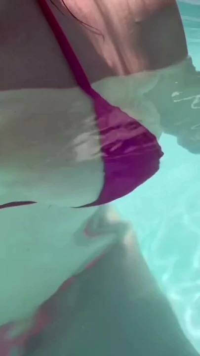 Artemisia Love havuzda seksi bir bikiniyle sulu ve mükemmel göğüslerini gösteriyor | Bölüm 1