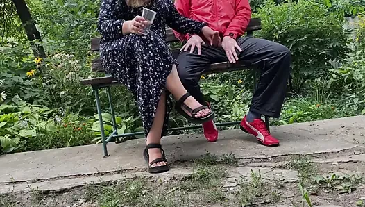 Olgun üvey anne sokakta, parkta mastürbasyon yapıyor.