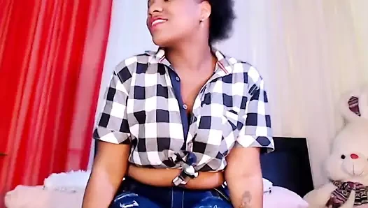 Soyunmaya devam ederken onlara cinsel yönelimimi ve büyük yaraklarla deneyimlerimi söylüyorum