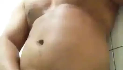 Asyalı ayı bolca boşalıyor