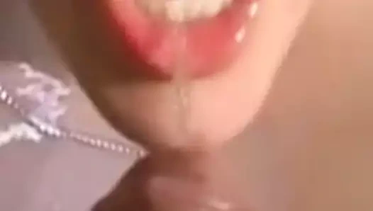 Mijando na boquinha da safada