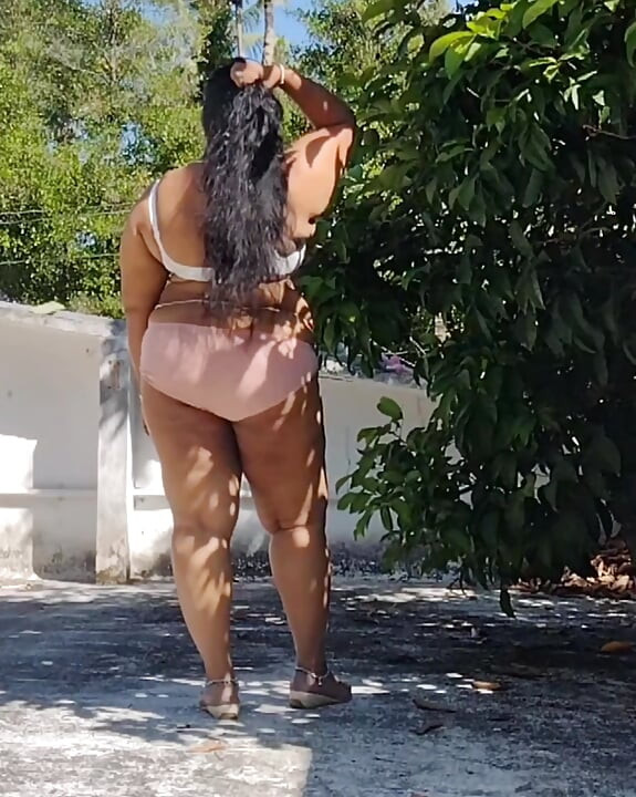 Kırmızı etekli ve beyaz üstlü Hintli kız