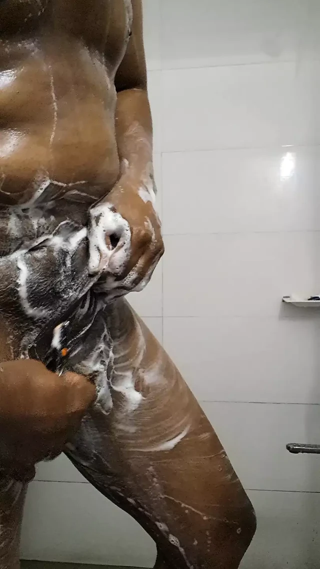 Индийская обнаженная ванна и все тело с гениталиями бреются