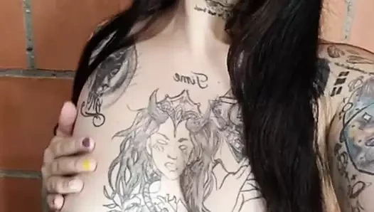 Olgun kadın kendine dokunuyor