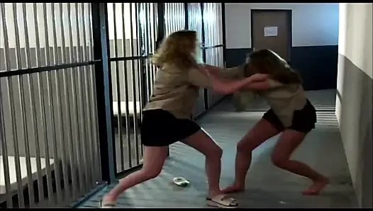 Hapishanede amcık esnetiyor