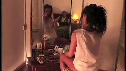 Güzel esmer ve erkek arkadaşı: romantik sikiş