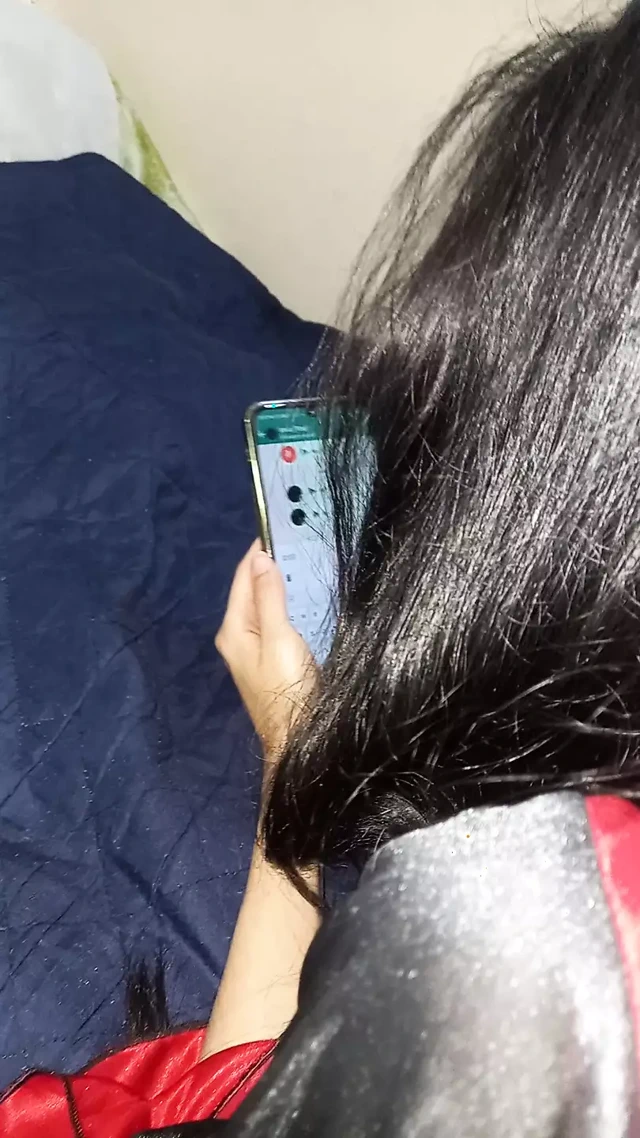 Hintli beyaz kız seks için erkek arkadaşını arıyor ve onu telefonda baştan çıkarıyor