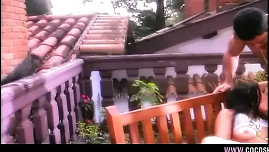 Sheer iç çamaşırlı esmer kadın iki kaslı adam tarafından zevk alıyor