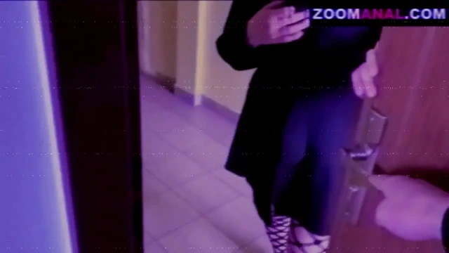 Sarışın orta yaşlı seksi kadın Arap müşterisiyle tanışıyor