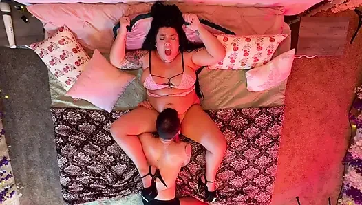 Ateşli Evli Kadın Büyük Memeli Boston Zevk Dom Tarafından Şımartılıyor