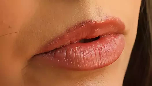 СУЧКА РАЗДВИГАЕТ НОГИ, ПОКА ЧЛЕН БУРИТ ЕЕ ЗАДНИЦУ ГЛУБОКО ПОСЛЕ