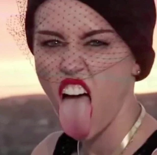 Miley cyrus dil halkası #2