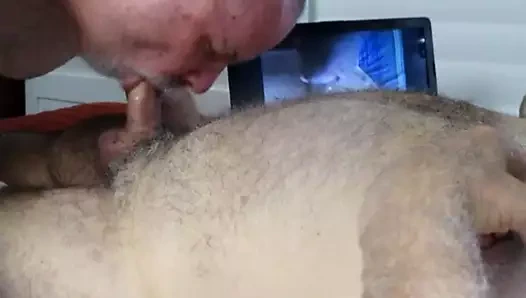 Nyc kıllı ayı bir stogie çiğniyor, orospu bir sırık içiyor.