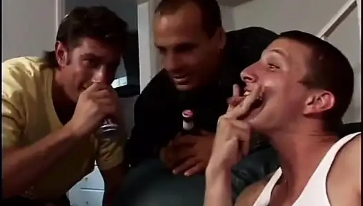 Bir adam kurt adama dönüşüyorken iki sürtük ve üç adam seks partisi yapıyor