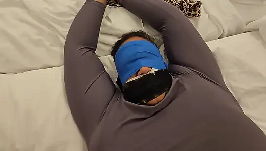 Kocası elbisesine boşalıyor