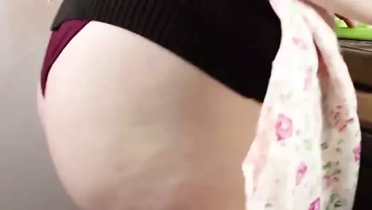 Orta yaşlı seksi kadın götünü sikiyor