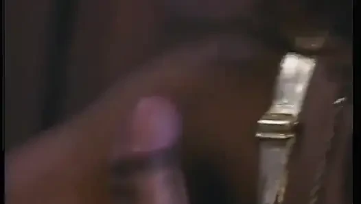 Gece kulübü düzenli ziyaretçi egzotik dansçı Janet Jacme'ye özel dans hakkında soru soruyor
