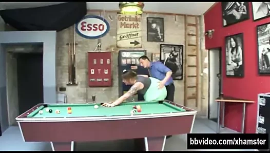 Busty Alman milf sikme üzerinde bilardo masa