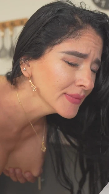 Мой шурин застает меня одну дома и не может устоять перед трахом меня очень жестко