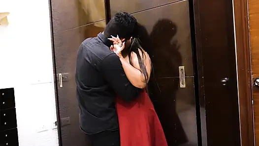 BALAYı ÇIFTI OTEL ODASıNDA BIRBIRLERINI ZAR ZOR SIKIYOR, SERT SIKIŞ ROMMANCE