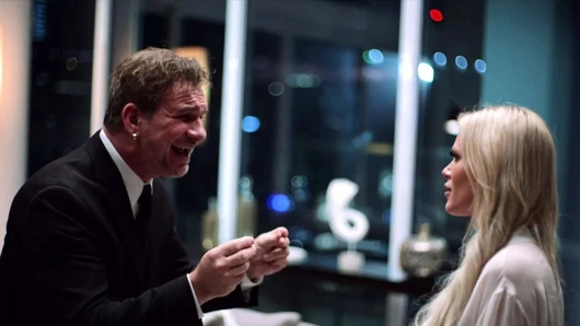 Daha derin. kumarbaz seksi karısıyla yüksek bahisli bir oyuna bahse girer