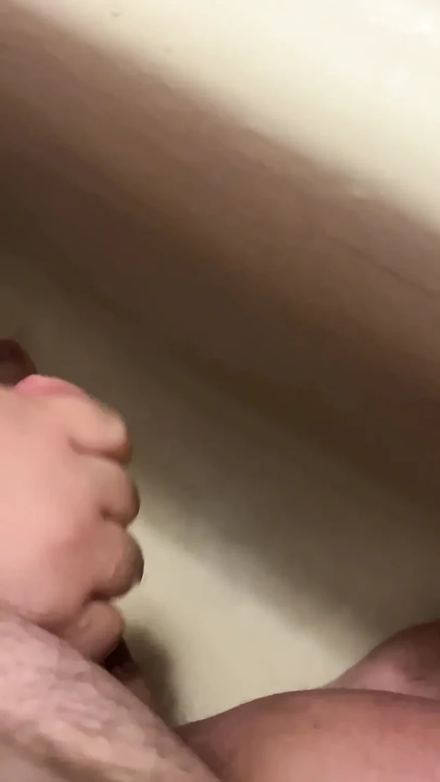 Küçük penis banyoda mastürbasyon yapıyor ve boşalıyor