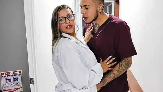 Doktor Mara ve ben öyle hissediyoruz ve sonunda birbirimizi sikiyoruz