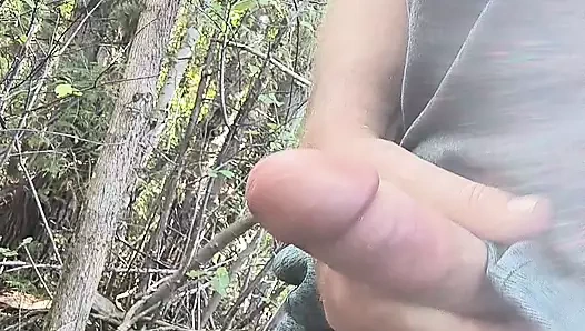 Ormanda tek başına mastürbasyon yapıyor